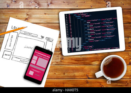 Sito web sketch wireframe e codice di programmazione sulla tavoletta digitale Foto Stock