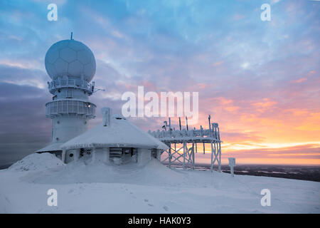 Il radar meteo stazione sulla cima della montagna - Finlandia, Luosto Foto Stock