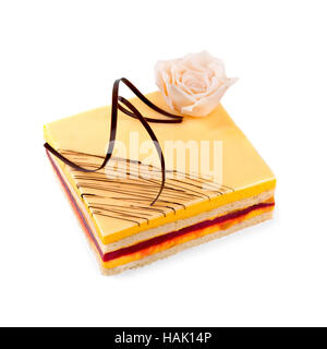 Torta isolato su bianco decorate con marzapane rose Foto Stock