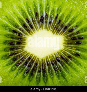 Ripresa macro di una fetta di kiwi Foto Stock