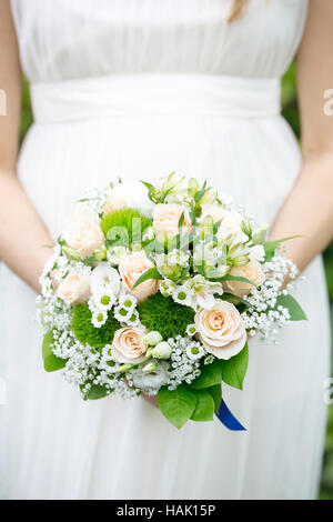 Sposa con bouquet di nozze in mani Foto Stock