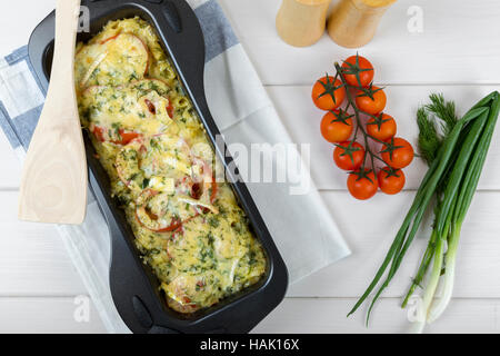 Patate e pasta casseruola con verdure fresche Foto Stock