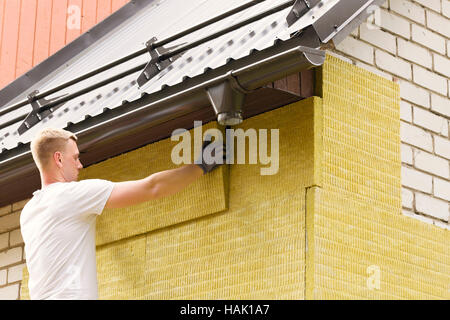 Casa - isolamento isolante di facciata della casa con minerale di lana di roccia Foto Stock