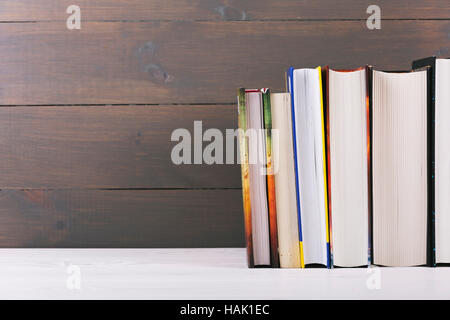 Libri scaffale a parete in legno con spazio di copia Foto Stock