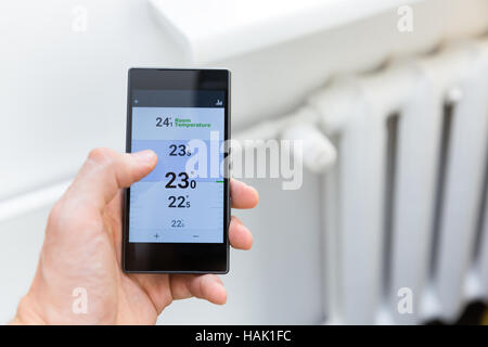 Casa moderna la temperatura di riscaldamento del sistema di controllo con smart phone Foto Stock