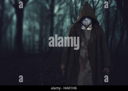 Sfondo di halloween - bloody serial killer con ax nel buio scary boschi Foto Stock