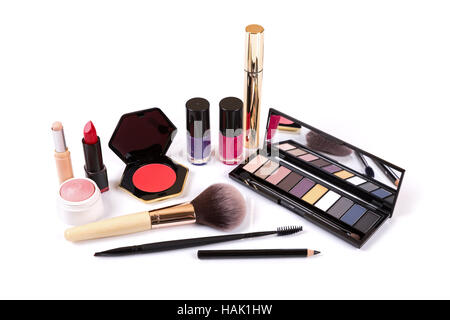 Raccolta di prodotti cosmetici per il trucco isolato su bianco Foto Stock