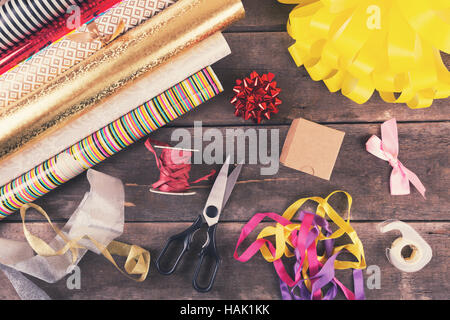 Confezione regalo rotoli e accessori sul tavolo Foto Stock