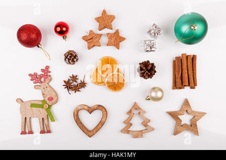 Le decorazioni di Natale isolato su sfondo bianco. vista superiore Foto Stock