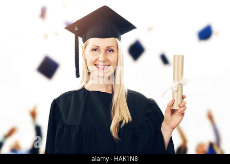 Laurea - donna che indossa camice mostra diploma Foto Stock