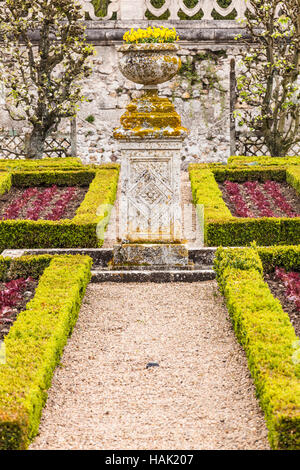 Simmetricamente bellissimi giardini presso il castello di Villandry in Francia. Il castello si trova nel centro storico della Valle della Loira, che è stato protetto da U Foto Stock