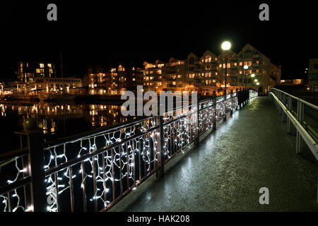 Un ponte illuminato per le notti invernali a Svolvaer, Isole Lofoten in Norvegia. Foto Stock