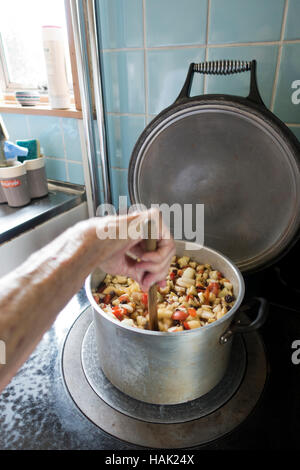 Il Chutney essendo realizzati in pentola su Aga Foto Stock