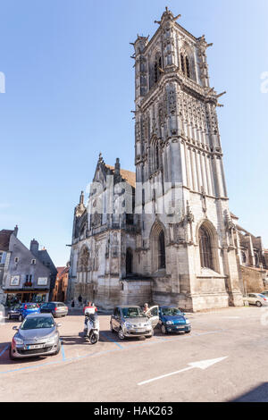 La chiesa in Clamecy, Nièvre, Francia. Questo edificio gotico è classificata come monumento storico. È stato costruito nel 1215. Foto Stock