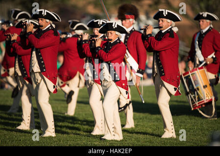 US Army Fife and Drum Corps Washington DC / WASHINGTON DC - il Fife and Drum Corps dell'esercito americano, vestito con uniformi dell'era della guerra di indipendenza americana, si esibisce durante l'Army Twilight Tattoo alla Joint base Myer-Henderson Hall. I musicisti, suonando i tradizionali piattini e tamburi, mostrano la musica militare storica come parte di questo concorso pubblico gratuito che mostra la storia e le tradizioni dell'esercito degli Stati Uniti. Foto Stock