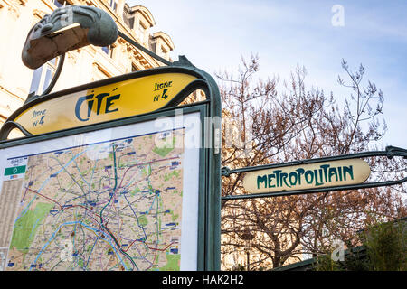 Un art nouveau entrata della metropolitana sulla Ile de la Cite a Parigi. Foto Stock