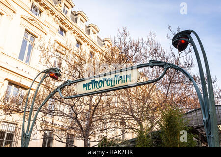 Un art nouveau entrata della metropolitana sulla Ile de la Cite a Parigi. Foto Stock