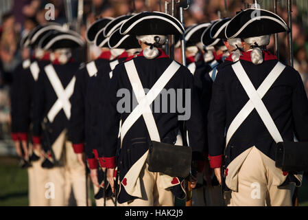 US Army Twilight Tattoo The Old Guard Washington DC // WASHINGTON DC - membri del 3rd U.S. Infantry Regiment, noto come "The Old Guard", si esibiscono durante il Twilight Tattoo dell'esercito americano presso la Joint base Myer-Henderson Hall. I soldati, vestiti con uniformi di precisione, dimostrano le loro abilità cerimoniali e di esercitazione disciplinate come parte di questo concorso militare pubblico gratuito che mostra la storia e la tradizione dell'esercito. Foto Stock