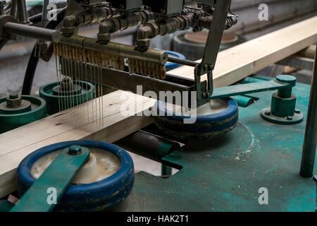 Immagine di adesivo applicato al legname per la produzione Foto Stock