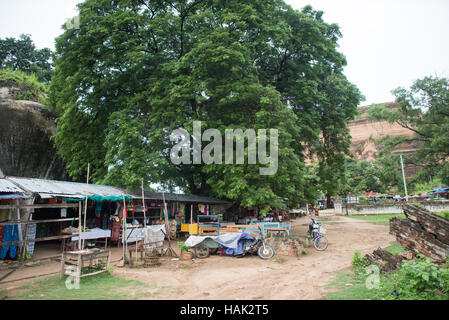 MINGUN, Myanmar - Mingun è una città non lontana da Mandalay, famosa per l'imponente Campana di Mingun e la Pagoda incompiuta nelle vicinanze. Foto Stock