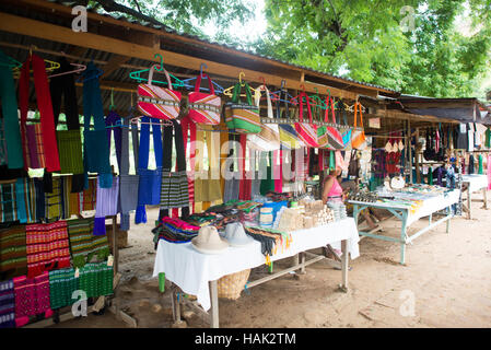 MINGUN, Myanmar - Mingun è una città non lontana da Mandalay, famosa per l'imponente Campana di Mingun e la Pagoda incompiuta nelle vicinanze. Foto Stock