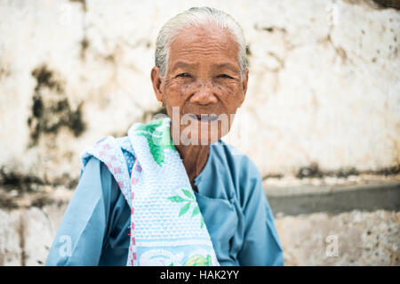 Tempio di Manuha statue di Buddha Bagan Myanmar // BAGAN, Myanmar - il tempio di Manuha è una struttura unica tra gli antichi siti religiosi di Bagan, costruito nel 1067 d.C. dal prigioniero re Mon Manuha in seguito alla sua sconfitta da parte del re Anawrahta del regno pagano. Il tempio presenta tre grandi statue di Buddha seduto e un enorme Buddha reclinato, deliberatamente posizionato in stanze ristrette che simboleggiano la sofferenza psicologica del re imprigionato. La struttura rettangolare a due piani ospita immagini di Buddha che misurano fino a 46 piedi (14 metri) di altezza per la figura centrale seduta e 90 piedi (27 metri) in le Foto Stock