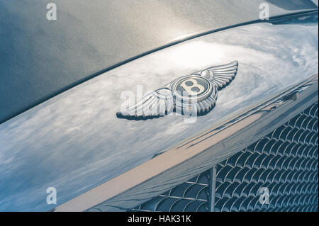 Bentley logo in auto Foto Stock