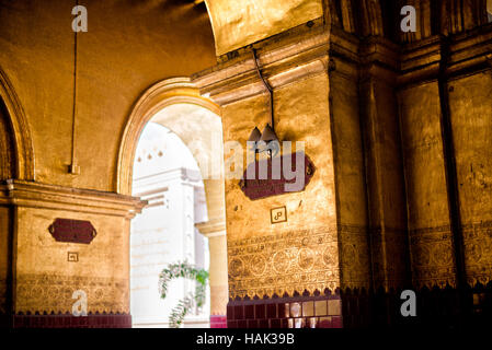 MANDALAY, Myanmar - Mahamuni Tempio del Buddha (noto anche come Pagoda Mahamuni) è altamente venerato sito religioso di Mandalay. Il suo cuore è il Buddha Mahamuni image, rinomato per essere uno dei soli cinque fattezze originale del Buddha fatta durante il suo ciclo di vita. È rivestito di lamina di oro donata a tributi da fedeli e pellegrini. Foto Stock