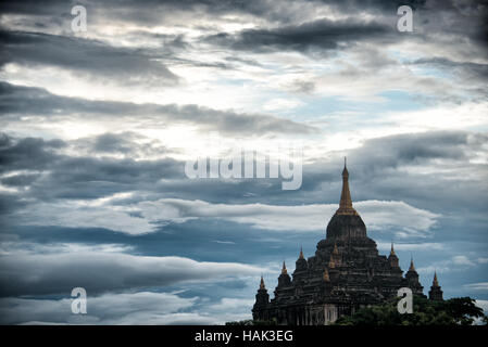 BAGAN, Myanmar (Birmania) - Costruita nel XII secolo, Thatbyinnyu tempio è uno dei più importanti templi a Bagan zona archeologica. Sorge adiacente al famoso tempio di Ananda. Bagan era la antica capitale del regno di pagane. Durante la sua altezza, dal IX al XIII secolo, oltre 10.000 templi buddisti e pagode furono costruite. Diverse migliaia di loro sopravvivono oggi. Foto Stock