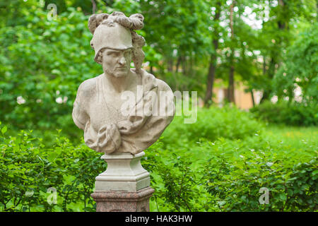 Busto scultoreo del dio Marte nel giardino estivo, San Pietroburgo Foto Stock