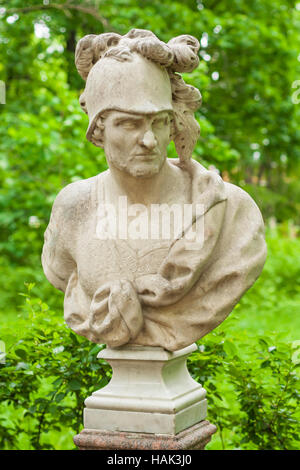 Busto scultoreo del dio Marte nel giardino estivo, San Pietroburgo Foto Stock