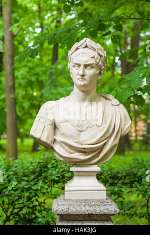 Busto del generale romano Giulio Cesare nel giardino estivo. Ignoto scultore Foto Stock