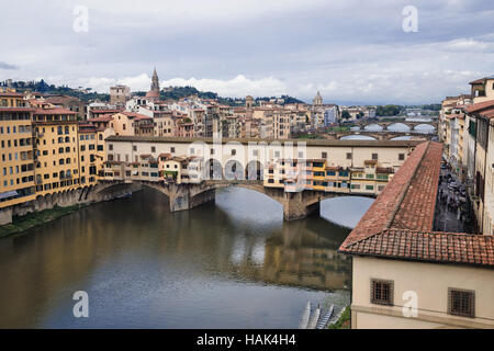 Il Ponte Vecchio , pietra medievali chiuso-spandrel arco ponte sopra il fiume Arno, Firenze, capitale della regione Toscana, Italia Foto Stock