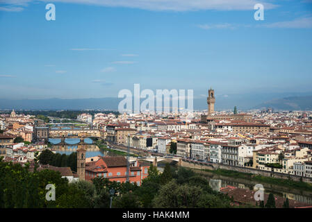 Splendido panorama colorato con Ponte Vecchio arco medievale Ponte sopra il fiume Arno, Firenze, Regione Toscana, Italia Foto Stock