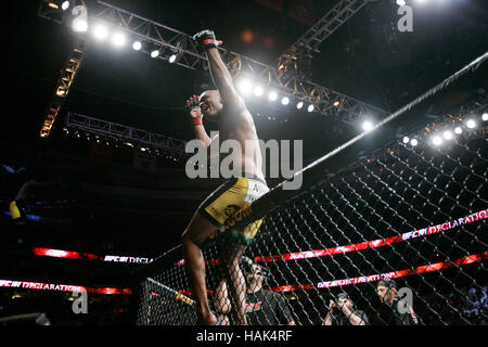 Anderson Silva celebra la sua vittoria sul Forrest Griffin durante UFC 101 presso il Wachovia Center su Agosto 8, 2009, a Philadelphia, Pennsylvania. Francesco Specker Foto Stock