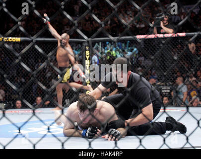 Anderson Silva celebra la sua vittoria sul Forrest Griffin durante UFC 101 presso il Wachovia Center su Agosto 8, 2009, a Philadelphia, Pennsylvania. Francesco Specker Foto Stock