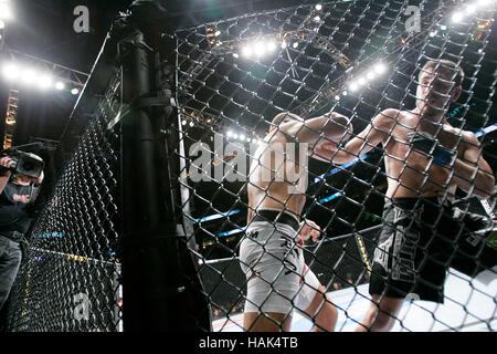 BJ Penn, sinistra, combatte Kenny Florian durante UFC 101 presso il Wachovia Center su Agosto 8, 2009, a Philadelphia, Pennsylvania. Francesco Specker Foto Stock