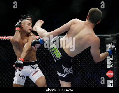 BJ Penn, sinistra, combatte Kenny Florian durante UFC 101 presso il Wachovia Center su Agosto 8, 2009, a Philadelphia, Pennsylvania. Francesco Specker Foto Stock