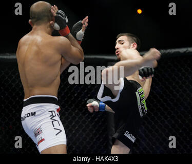 BJ Penn, sinistra, combatte Kenny Florian durante UFC 101 presso il Wachovia Center su Agosto 8, 2009, a Philadelphia, Pennsylvania. Francesco Specker Foto Stock