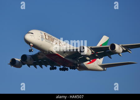 Emirates Airlines Airbus A380-800 A6-FES l'atterraggio all'Aeroporto Heathrow di Londra, Regno Unito Foto Stock