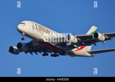 Emirates Airlines Airbus A380-800 A6-FES l'atterraggio all'Aeroporto Heathrow di Londra, Regno Unito Foto Stock