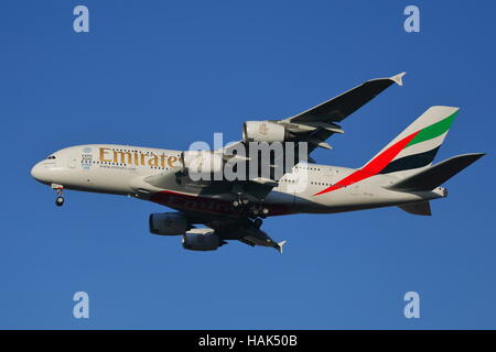 Emirates Airlines Airbus A380-800 A6-FES l'atterraggio all'Aeroporto Heathrow di Londra, Regno Unito Foto Stock