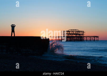 Persona pratica il Tai Chi presso sunrise vicino molo Ovest di Brighton. Foto Stock