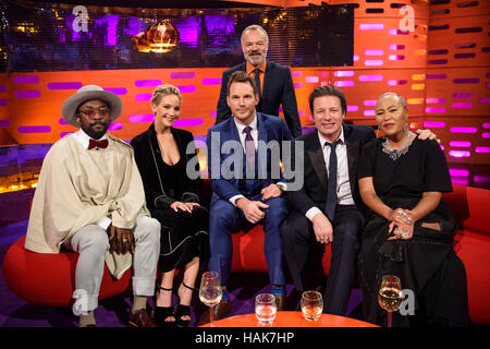 (Da sinistra a destra) will.i.am, Jennifer Lawrence, Chris Pratt , Graham Norton (in piedi), Jamie Oliver e Emeli Sande, durante le riprese del Graham Norton Show at The London Studios, Londra Sud, che sarà in onda su BBC One il venerdì sera. Foto Stock