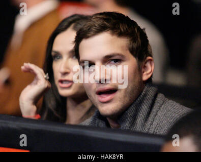 Demi Moore e Ashton Kutcher in UFC 104 al Staples Center di Los Angeles, California, il 24 ottobre 2009. Foto di Francesco Specker Foto Stock