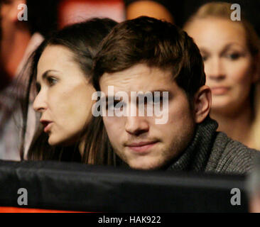 Ashton Kutcher e Demi Moore in UFC 104 al Staples Center di Los Angeles, California, il 24 ottobre 2009. Foto di Francesco Specker Foto Stock