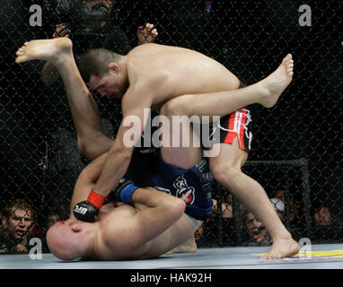 Cain Velasquez, top combatte Ben Rothwell in UFC 104 al Staples Center di Los Angeles, California, il 24 ottobre 2009. Foto di Francesco Specker Foto Stock