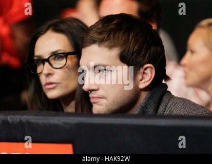 Ashton Kutcher e Demi Moore in UFC 104 al Staples Center di Los Angeles, California, il 24 ottobre 2009. Foto di Francesco Specker Foto Stock