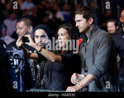 Ashton Kutcher e Demi Moore in UFC 104 al Staples Center di Los Angeles, California, il 24 ottobre 2009. Foto di Francesco Specker Foto Stock