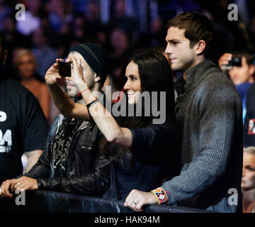 Ashton Kutcher e Demi Moore in UFC 104 al Staples Center di Los Angeles, California, il 24 ottobre 2009. Foto di Francesco Specker Foto Stock